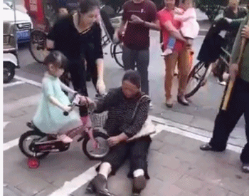 搞笑GIF动图:好熟悉哦!你知道她是谁吗?