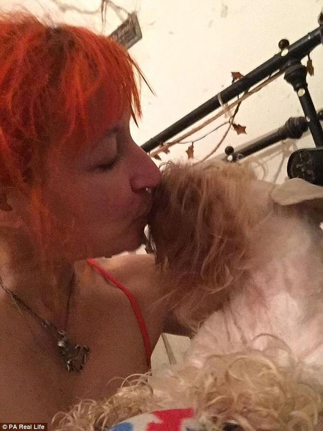 英女子嫁给自己宠物狗8年, 称比人更忠诚, 在意精神结合