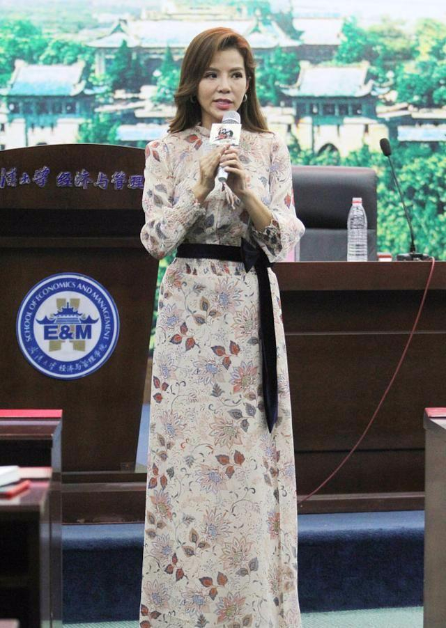 45岁央视主持人朱迅真会装嫩,一条碎花裙硬是美成了30岁!_新浪新闻