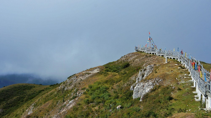 雪宝顶垭口.云慢漫山尖