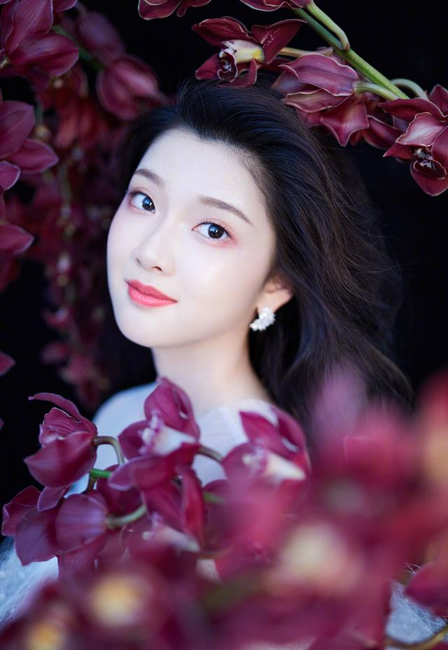 黄佳容白色渔网裙手捧鲜花明艳动人网友不愧是天娱传媒新小花