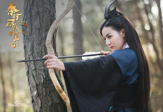 新疆美女明星娜扎在《择天记》中拿着弓箭,没有华丽的服饰但莫名很有