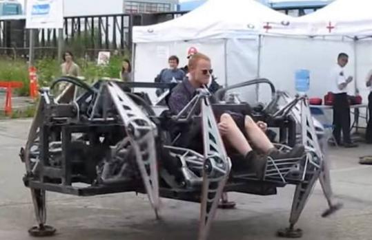 加拿大五名男子花费7个月发明出机械蜘蛛代步车，成街头焦点！