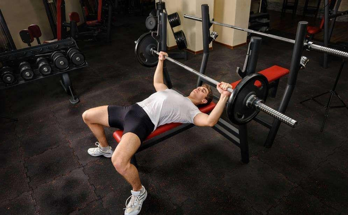 第一点卧推错误、动作幅度不到位