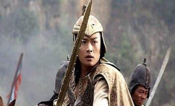在李密与宇文化及童山之战中立下大功.