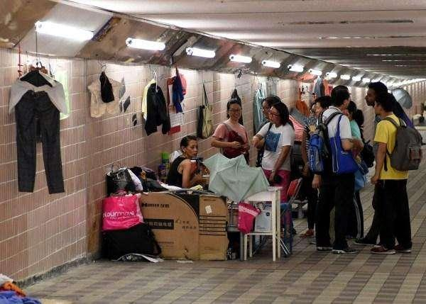 住在香港的都是富人？别傻了看到这些住在隧道里的流浪汉你就知道