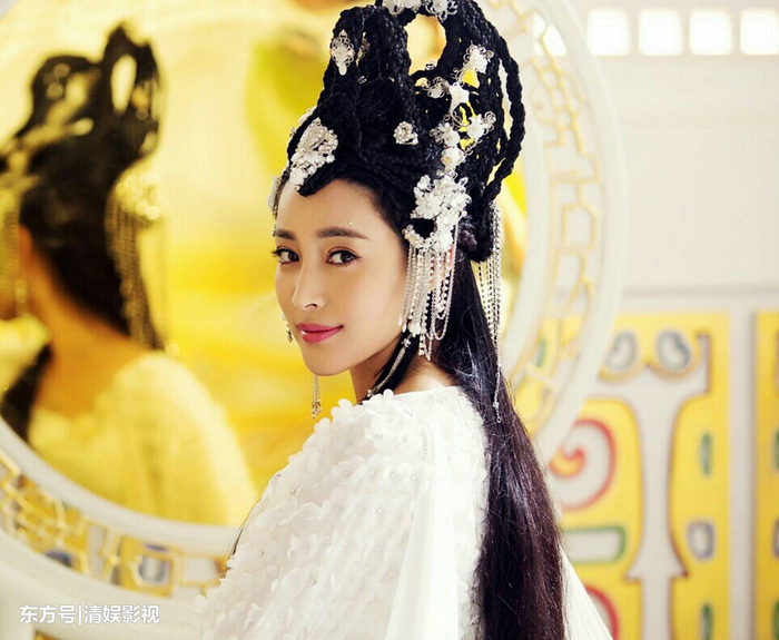 2005年,甘婷婷出演个人首部影视剧《朱元璋》,饰演玉儿正式出道,虽然