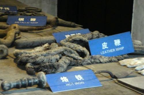 国民党渣滓洞刑室刑具图,刑室阴暗,刑具形形色色网友:不忘历史|刑室|刑具|渣滓洞|国民党|煤窑_新浪新闻