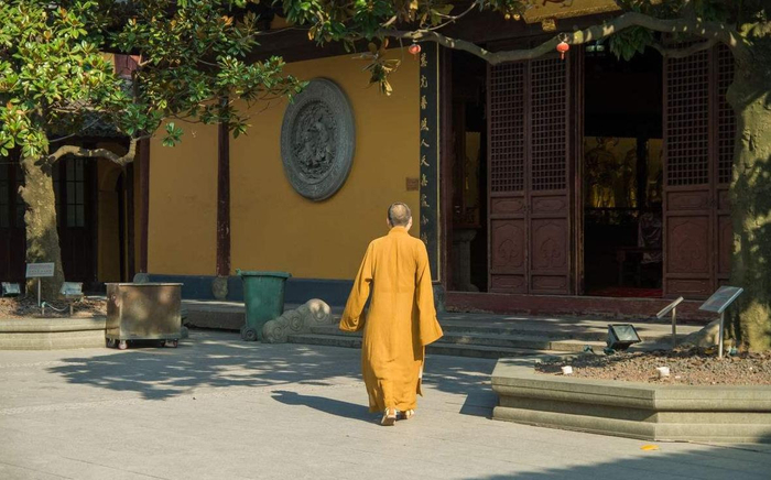 隐峰禅师向石头希迁处炫耀学识, 却因“石头路滑”栽了跟头