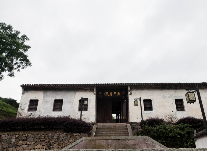 嵊州鹿门书院位于贵门山麓,距南山水库大坝3.5公里,故称鹿门