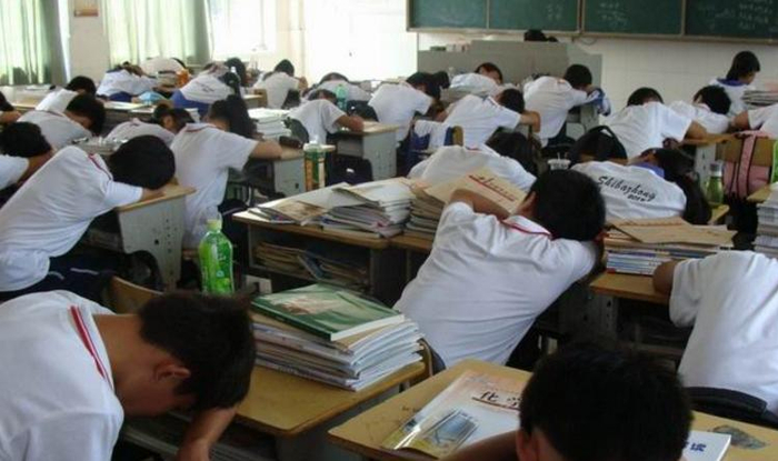 镜头实拍高三教室, 午休时间趴着睡, 醒了继续复习