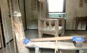国民党渣滓洞刑室刑具图,刑室阴暗,刑具形形色色网友:不忘历史|刑室|刑具|渣滓洞|国民党|煤窑_新浪新闻
