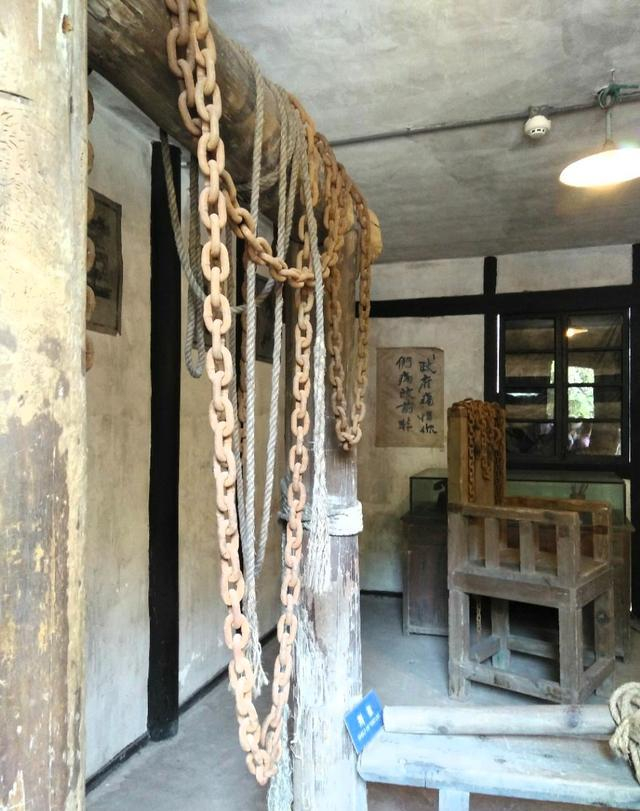 国民党渣滓洞刑室刑具图,刑室阴暗,刑具形形色色网友:不忘历史|刑室|刑具|渣滓洞|国民党|煤窑_新浪新闻