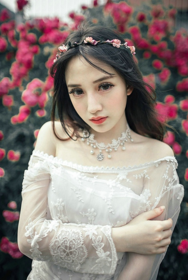 清新唯美裸肩蕾丝长裙花丛写真娇媚身姿风情无限写真 …