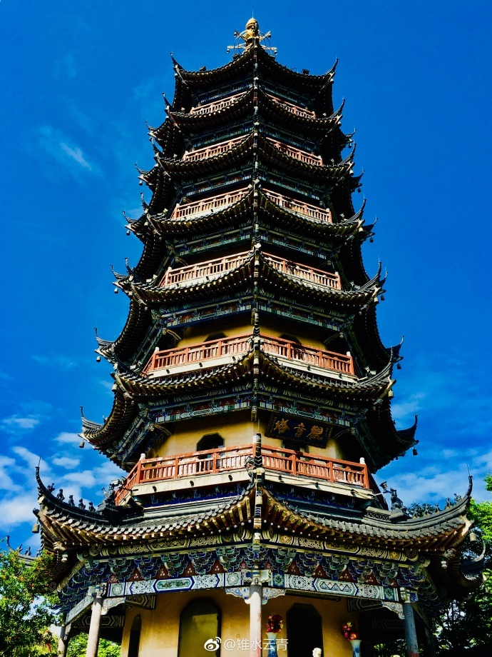 “如皋蓝”下，庄严秀丽的定慧寺佛塔！[太开心]