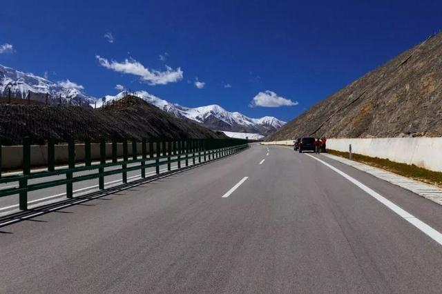 公路连接位于玛多县境内国道g214线,与香日德至花石峡高速相接,路线