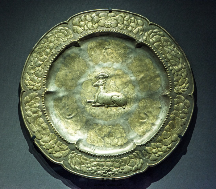 内蒙古博物院藏唐代卧鹿纹金花银盘