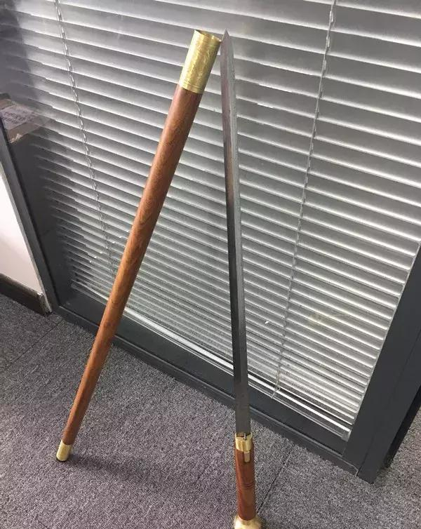 从汉代流传至今的伪装型冷兵器,造型简单,出鞘的一刹那太霸气!_新浪新闻