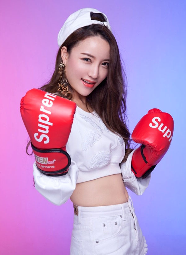 作为本山传媒不可多得的美女演员,赵文静也面临着和妞妞一样的问题
