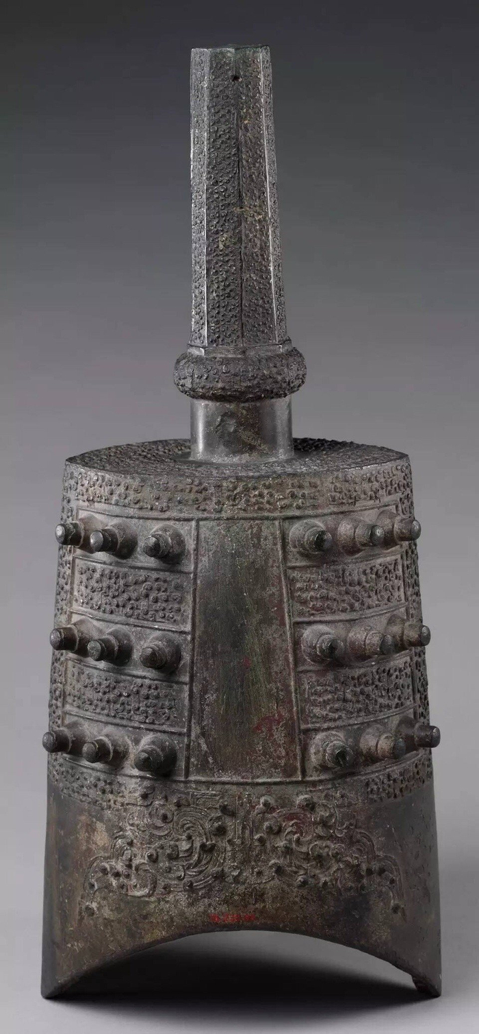 青铜钟,中国古代打击乐器。最有名的为曾侯乙墓出土的编钟_新浪新闻