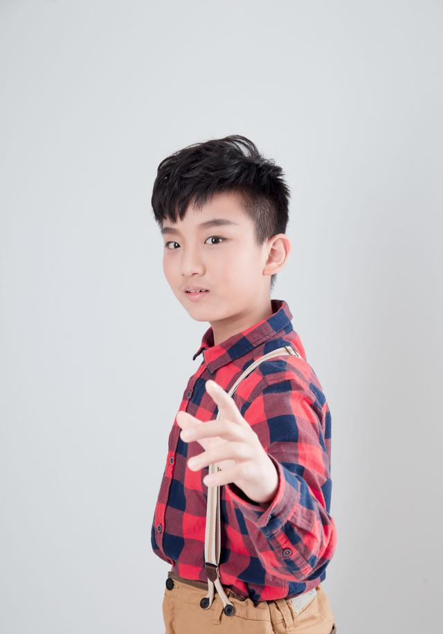 童星张翘新艺术照亮相