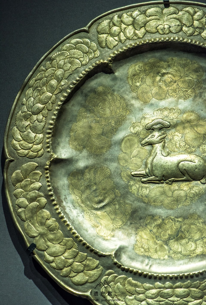 内蒙古博物院藏唐代卧鹿纹金花银盘