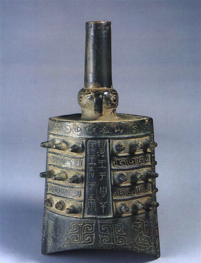 青铜钟,中国古代打击乐器。最有名的为曾侯乙墓出土的编钟_新浪新闻