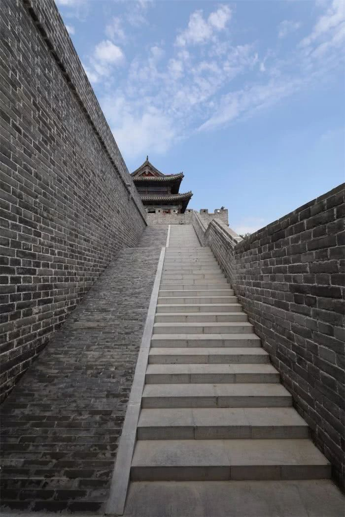 文雅台:位于商丘古城南湖东南畔,是当时孔子在宋国的讲学旧址;八关斋