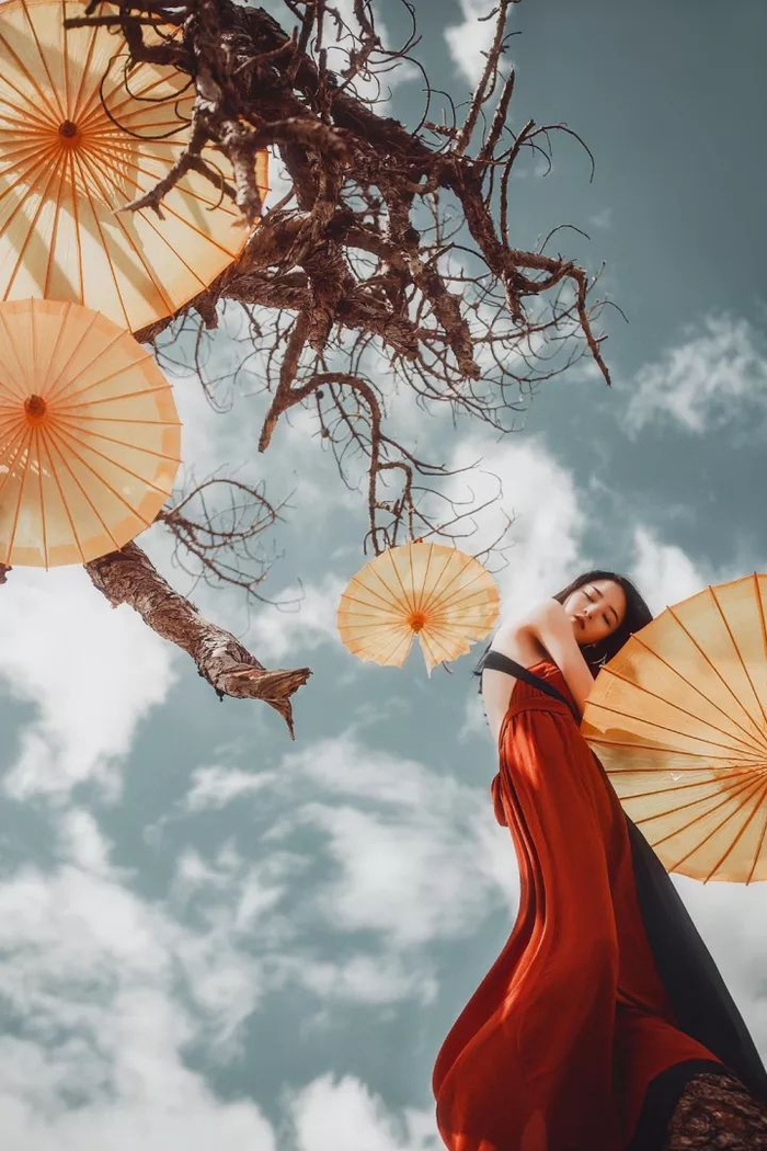 低角度+仰拍，人像摄影魅力不可挡！|人像|广角|构图_新浪新闻