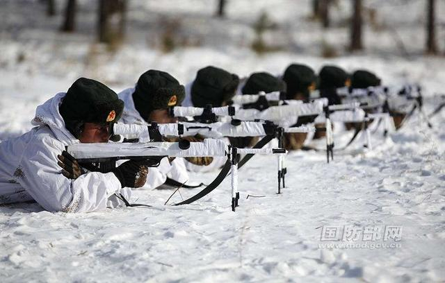 为什么狙击手在执行任务时,不戴头盔呢?原来后果这么严重