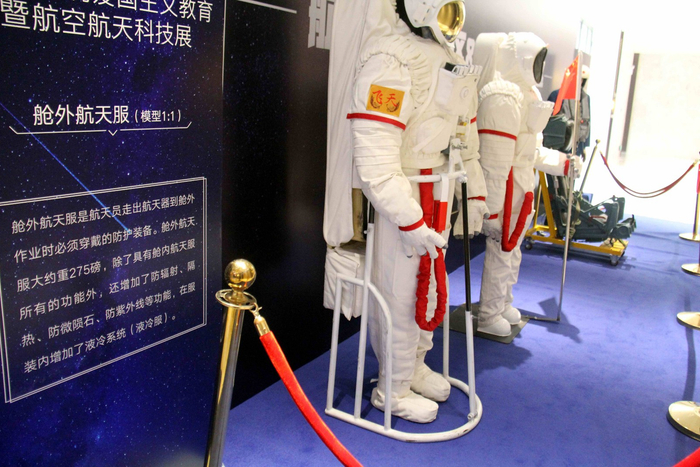 第一次见中国宇航员舱外航天服,重120公斤一件造价3000万元_新浪新闻
