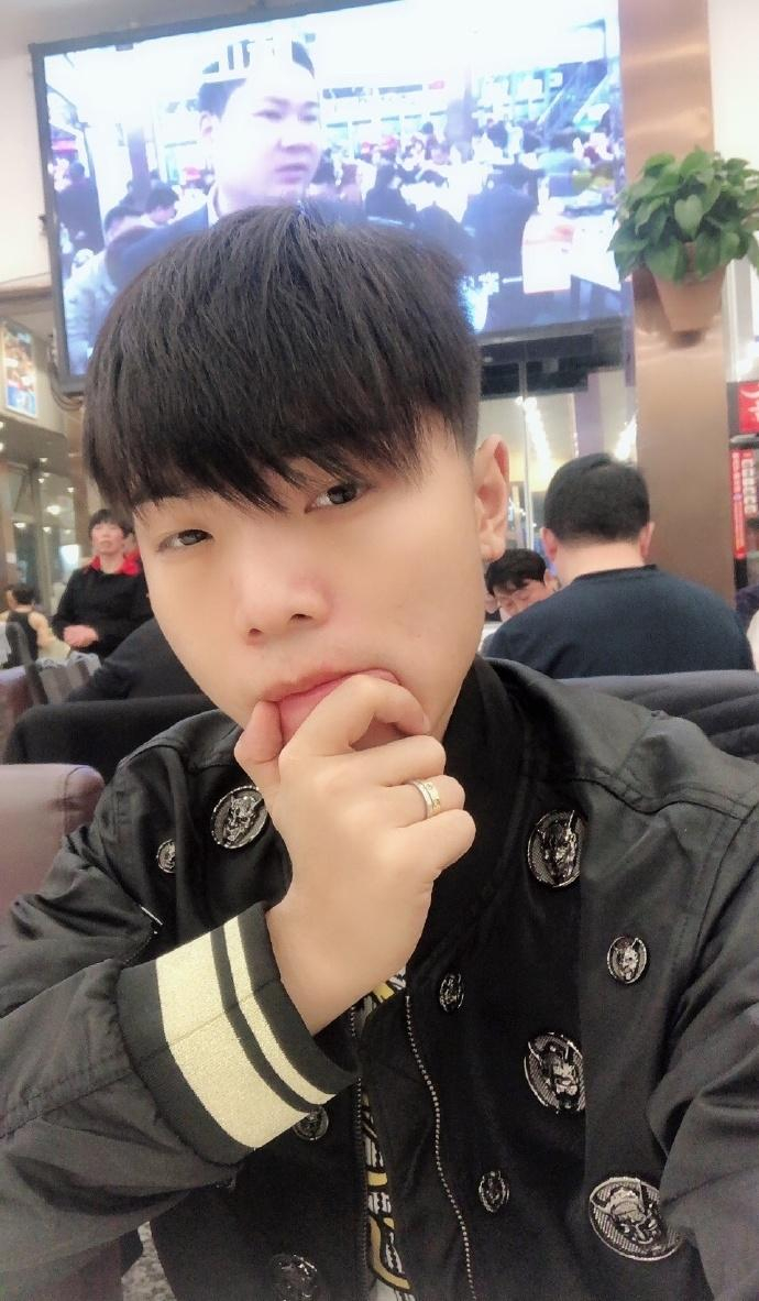 赵小磊的铁粉也非常多,涨粉7000多也是对赵小磊的一种认可,表明重回