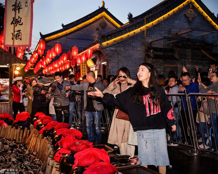 本年度有争议的摔碗酒,爆红网络引游客争相模仿,网友:浪费|抖音|平安|年度|网友|西安_新浪新闻