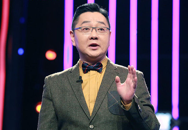 45岁张绍刚近照曝光：妻子背景很强大，儿子长得跟他一模一样