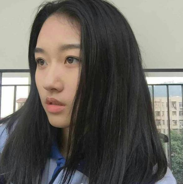 一,杨可伊 蔡徐坤杨可伊是高中同学,2人在美国同一所学校读书