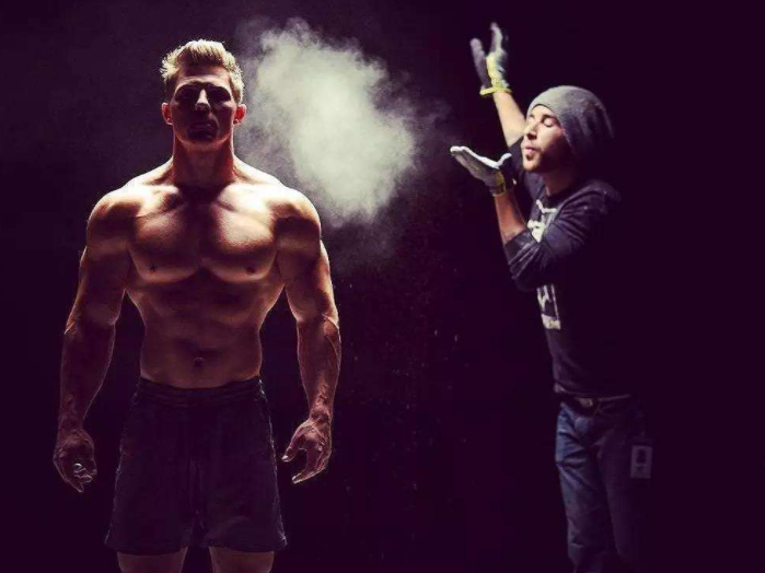 二，大量的饮酒会让自己发胖，让训练效果付诸东流