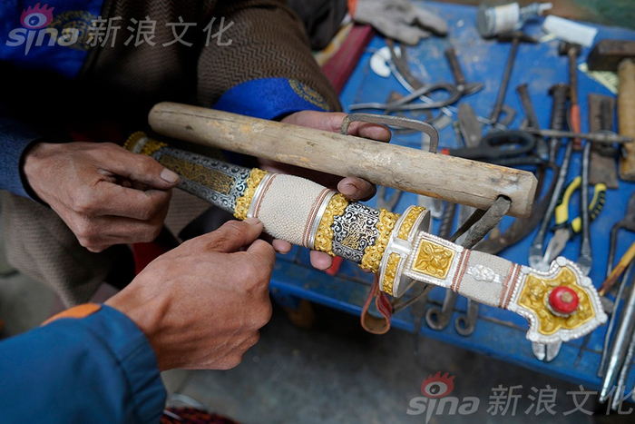 百年传承的安冲藏刀告诉你,冷兵器也可以美成这样|藏刀|刀柄|技艺|刀身|玉树_新浪新闻