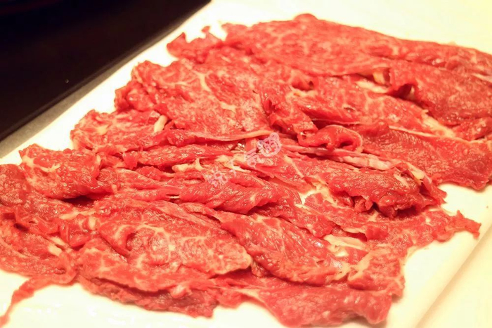 潮汕对牛肉有一套专业名词，吊龙伴、匙柄、匙仁、牛胸朥，有听没有懂