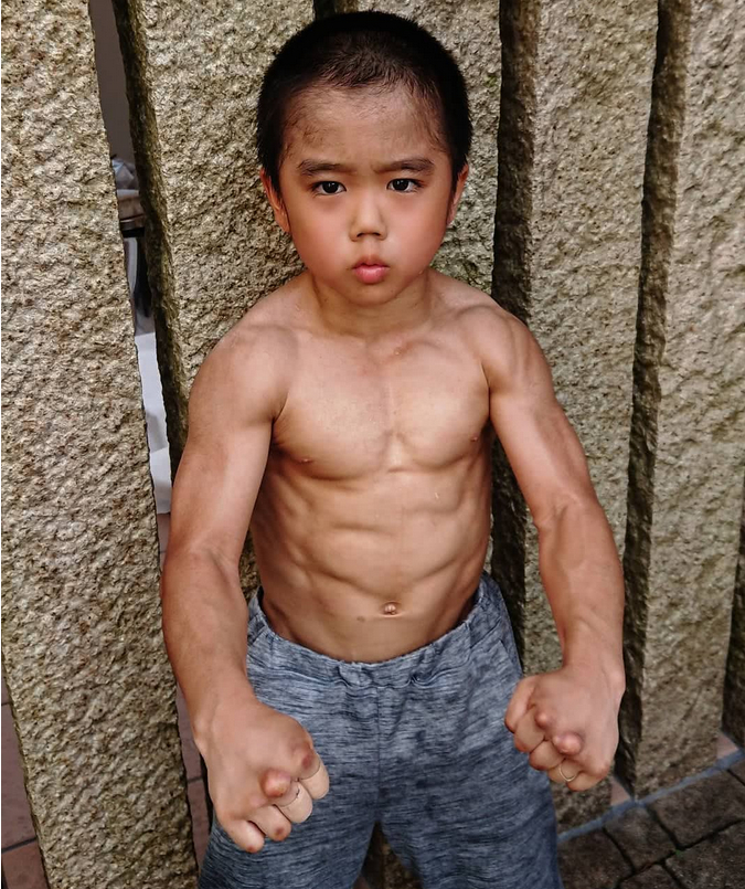 他是李小龙的模仿者，粉丝，忠实的拥护者，他经常去李小龙的墓地膜拜！