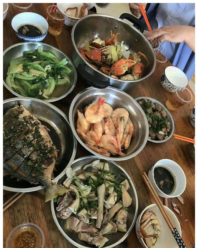 农村大排档吃饭以为是很简单, 饭菜上来后却想不到! 这饭菜好奢侈