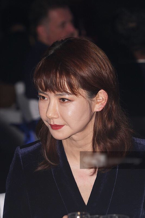 面容臃肿、尽显老态,戚薇近照曝光,精修前后对比天壤之别_新浪新闻