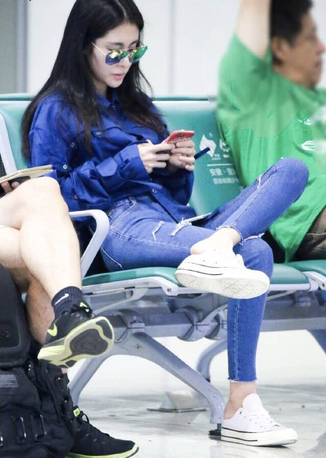 张碧晨素颜现身机场无人识翘着二郎腿太霸气