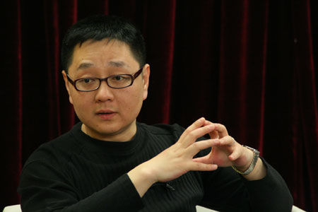 45岁张绍刚近照曝光：妻子背景很强大，儿子长得跟他一模一样
