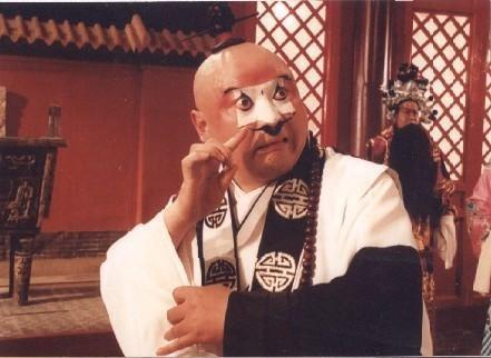 京剧丑角演员的鼻子为何是白色的?