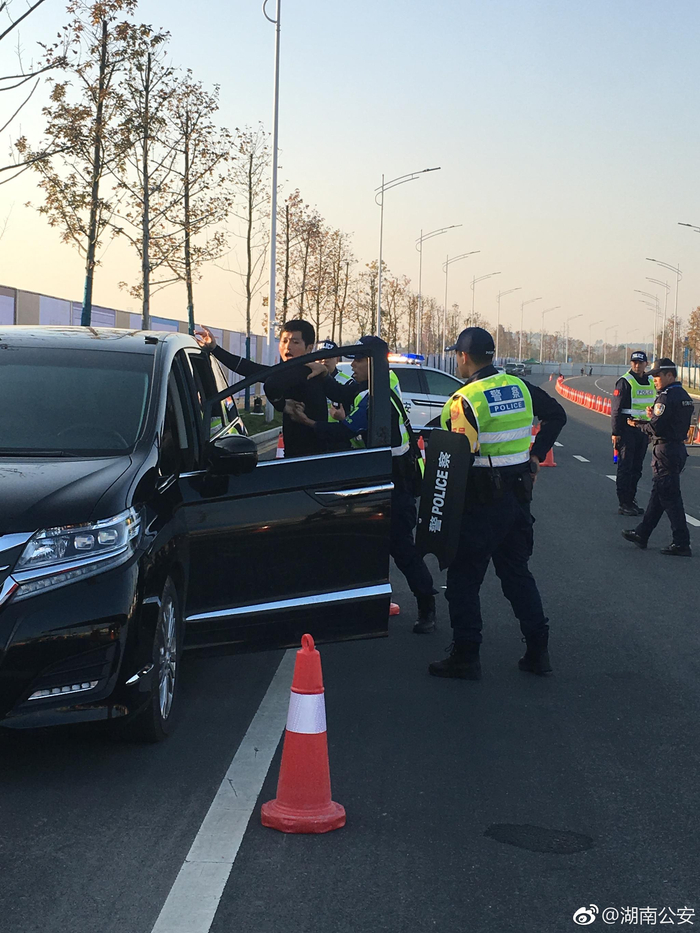 衡阳市公安局的警察小哥哥们,模拟真实车辆查控处置演练场景