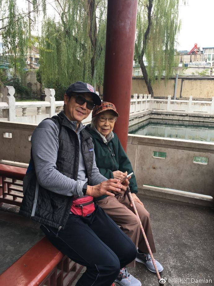 67岁刘松仁及家人近照，依然霸气十足，小20岁妻子成了男人婆