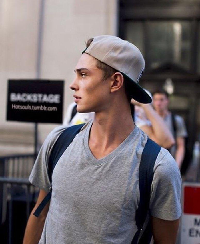 动作一：二头哑铃弯举