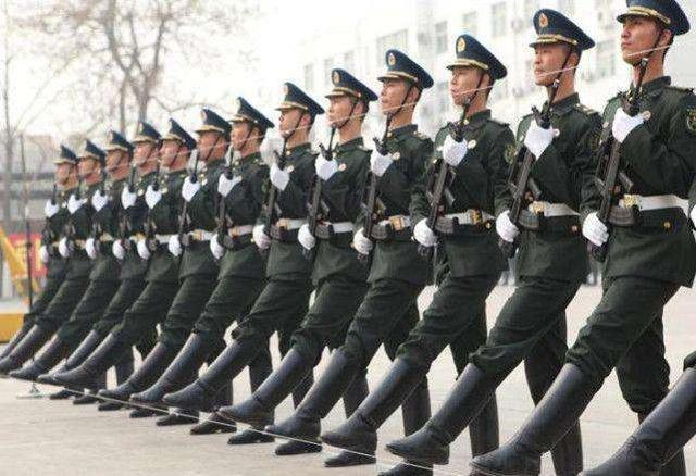 新兵是如何练习站军姿的?!