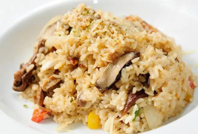 材料：糙米饭、鸡丝、花椰菜、酱油、青酱、起司片