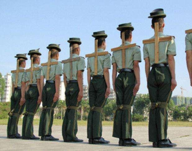 新兵是如何练习站军姿的?!